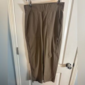 Athleta women’s  joggers Pants in Tan size 6 EUC